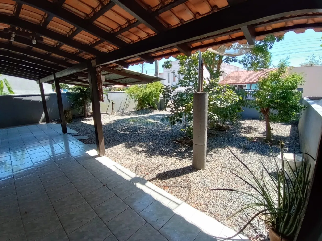 Casa à venda com três dormitórios e amplo terreno na praia de Penha! — foto 2