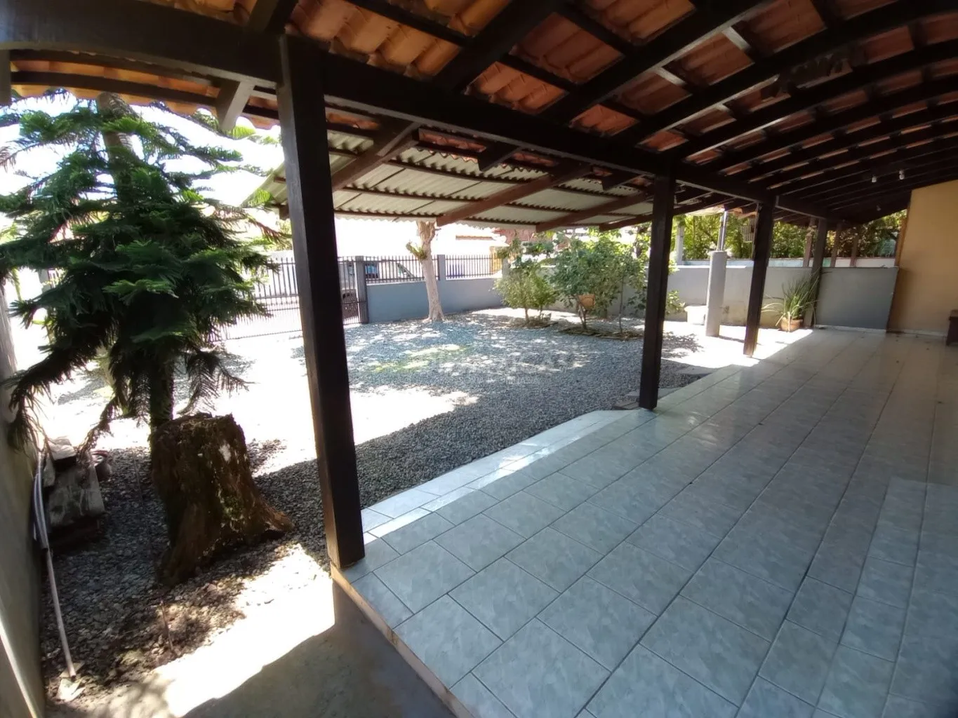 Casa à venda com três dormitórios e amplo terreno na praia de Penha! — foto 7