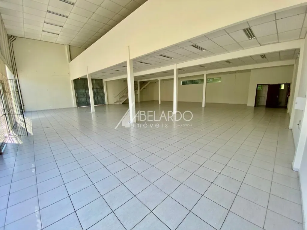 Galpão localizado no bairro Salto Weissbach em uma das vias mais movimentadas de Blumenau. — foto 2