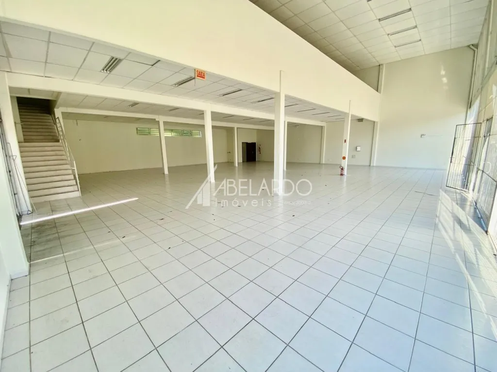 Galpão localizado no bairro Salto Weissbach em uma das vias mais movimentadas de Blumenau. — foto 3