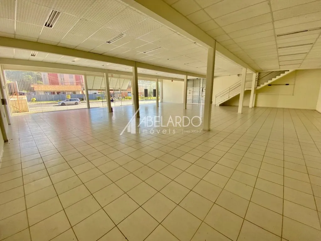 Galpão localizado no bairro Salto Weissbach em uma das vias mais movimentadas de Blumenau. — foto 5