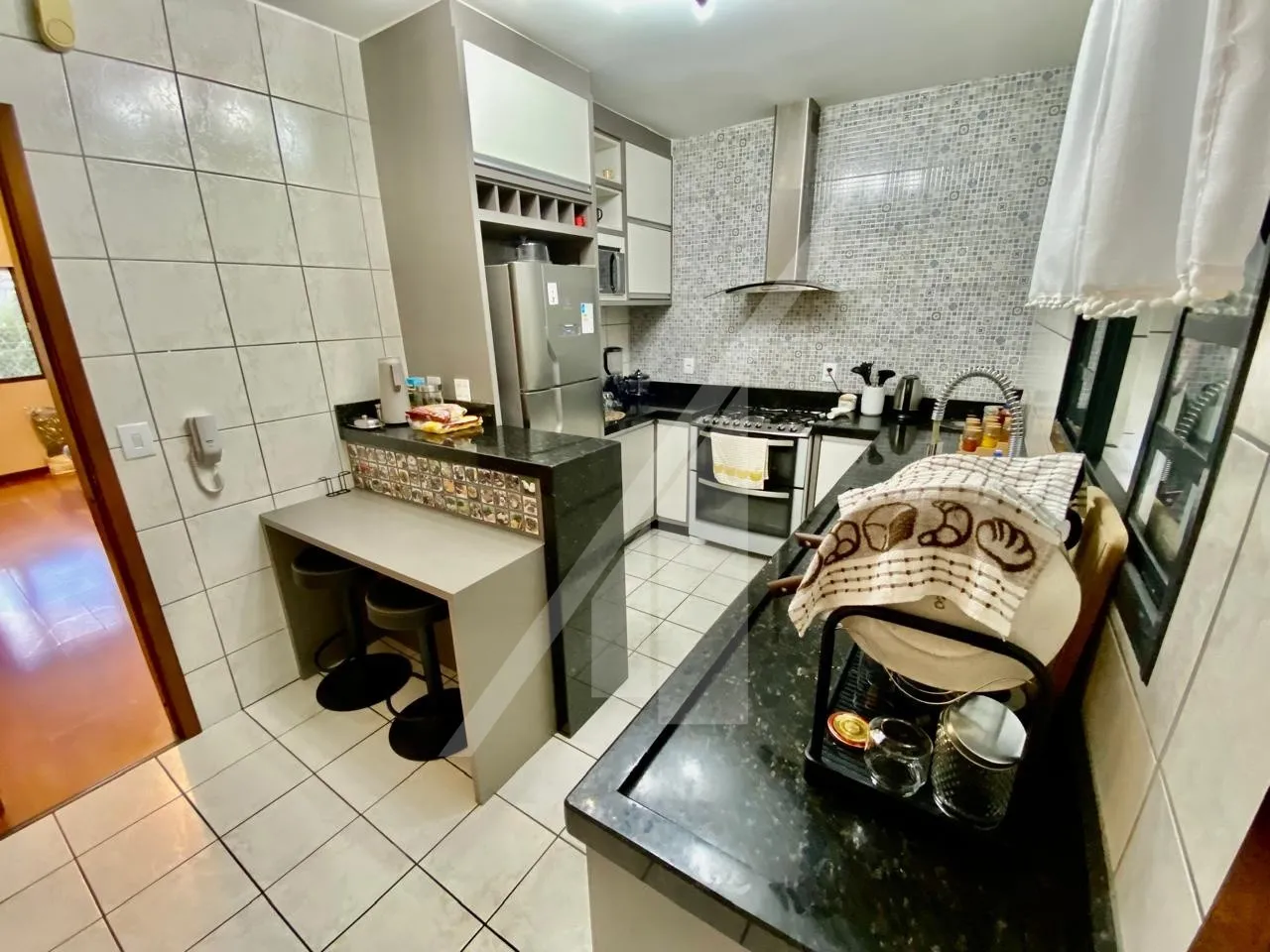 APARTAMENTO COM TRÊS DORMITÓRIOS, MOBILIADO, UMA VAGA DE GARAGEM - BAIRRO SALTO WEISSBACH — foto 4