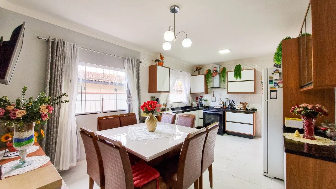 Casa com 1 suíte(s) mais 2 quarto(s) à venda no bairro Itaum em Joinville, por R$ 850.000.00. - foto 1