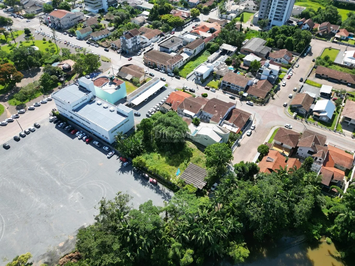 Terreno comercial ou residencial, para construção ou investimento no Centro da Cidade de Timbó, próximo a Prefeitura, parque, mercado público e comércio em geral! Dinâmica Sul, a imobiliária em Blumenau presente nas suas conquistas! — foto 2