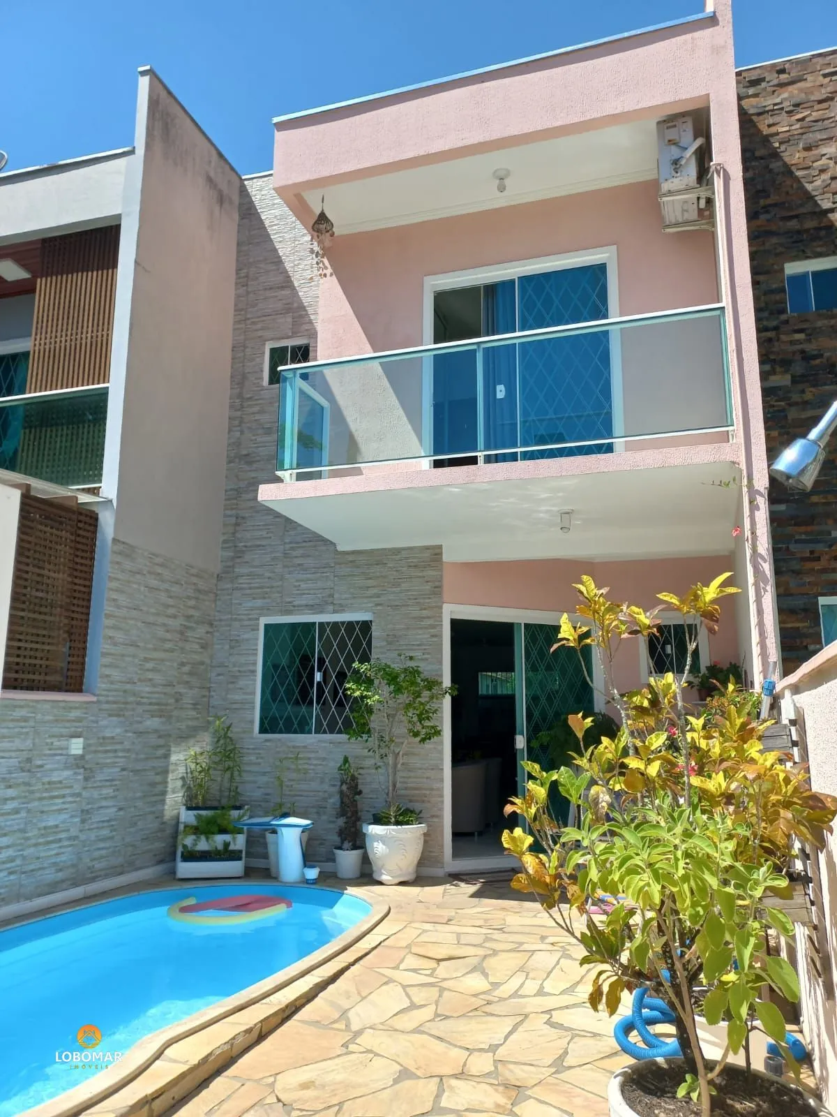Sobrado com piscina mobiliado com 03 dormitórios, à apenas 250m do mar, no centr — foto 3