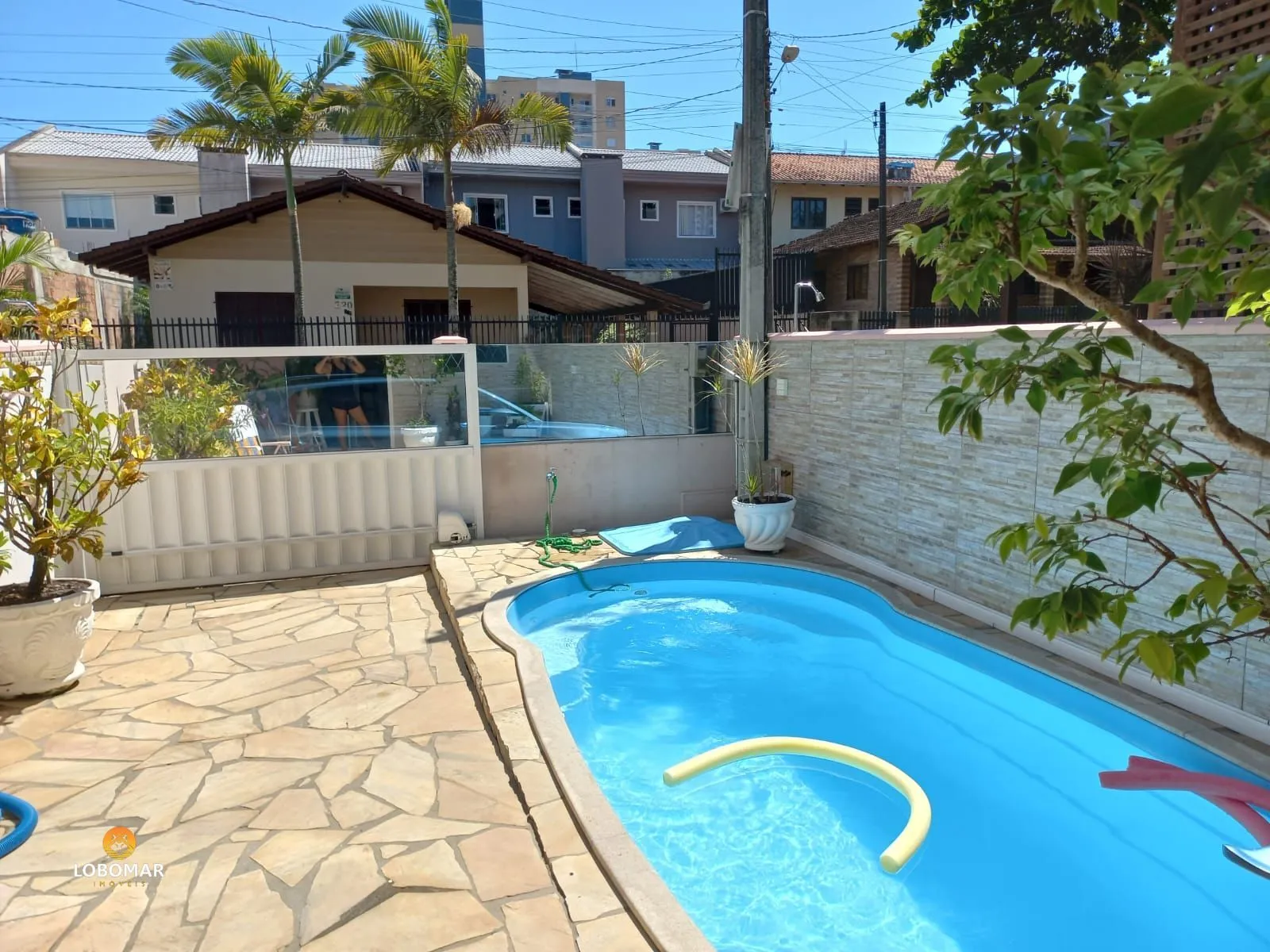Sobrado com piscina mobiliado com 03 dormitórios, à apenas 250m do mar, no centr — foto 2