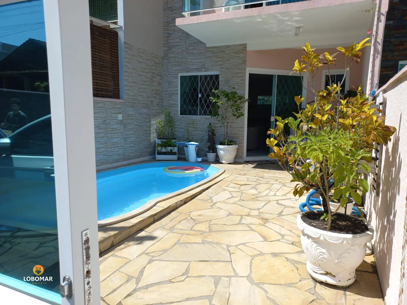Sobrado com piscina mobiliado com 03 dormitórios, à apenas 250m do mar, no centr - foto 1