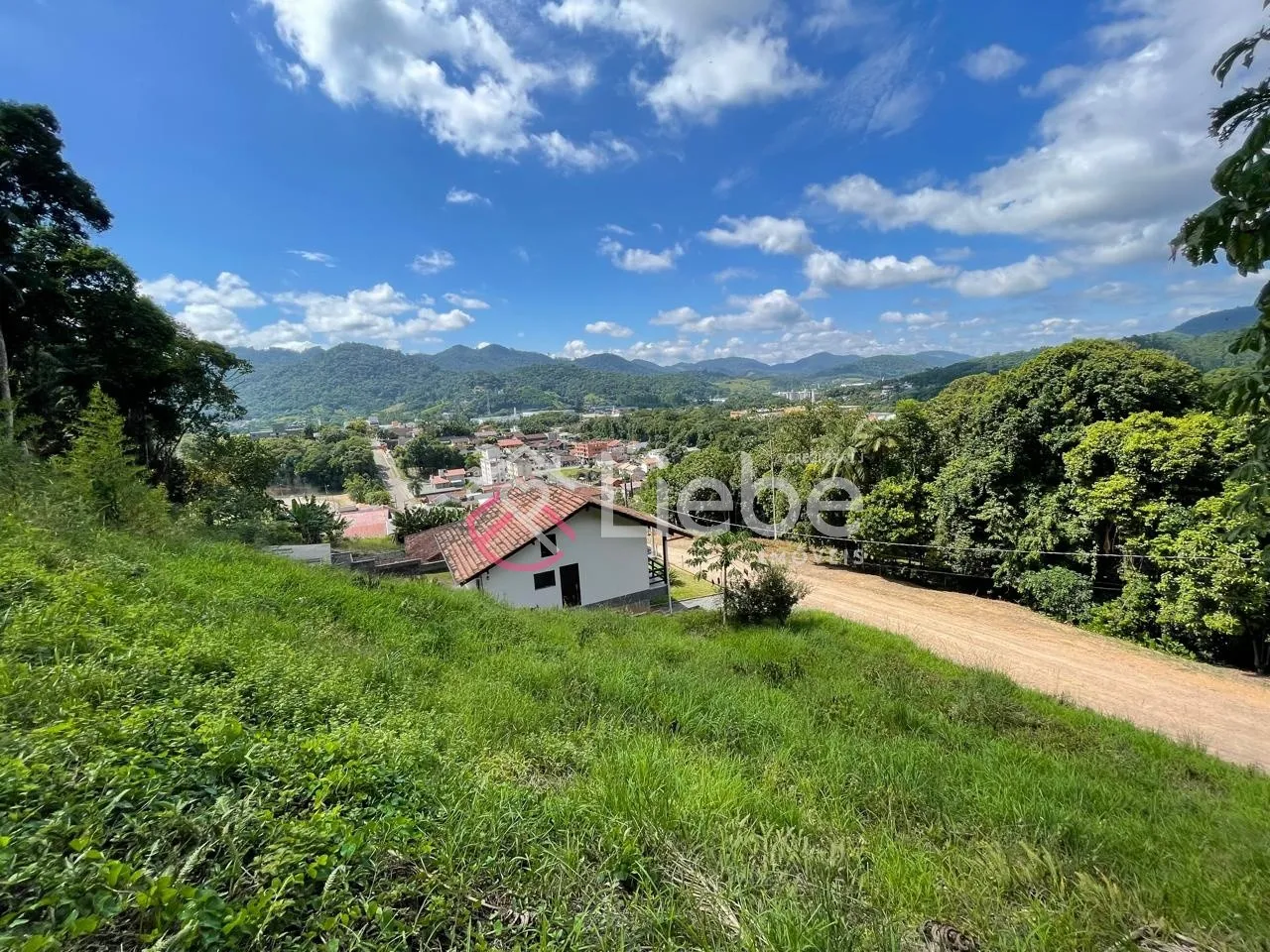 Ótimo terreno com uma vista incrível da cidade no bairro Centro na cidade de Pomerode com 549,55m fazendo frente em 16,20 metros. - foto 1