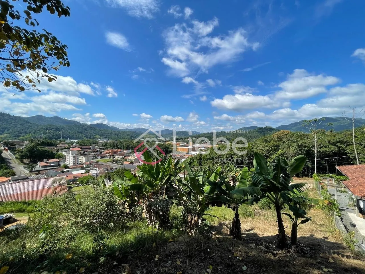 Ótimo terreno com uma vista incrível da cidade no bairro Centro na cidade de Pomerode com 494,50m fazendo frente em 16,20 metros. - foto 1