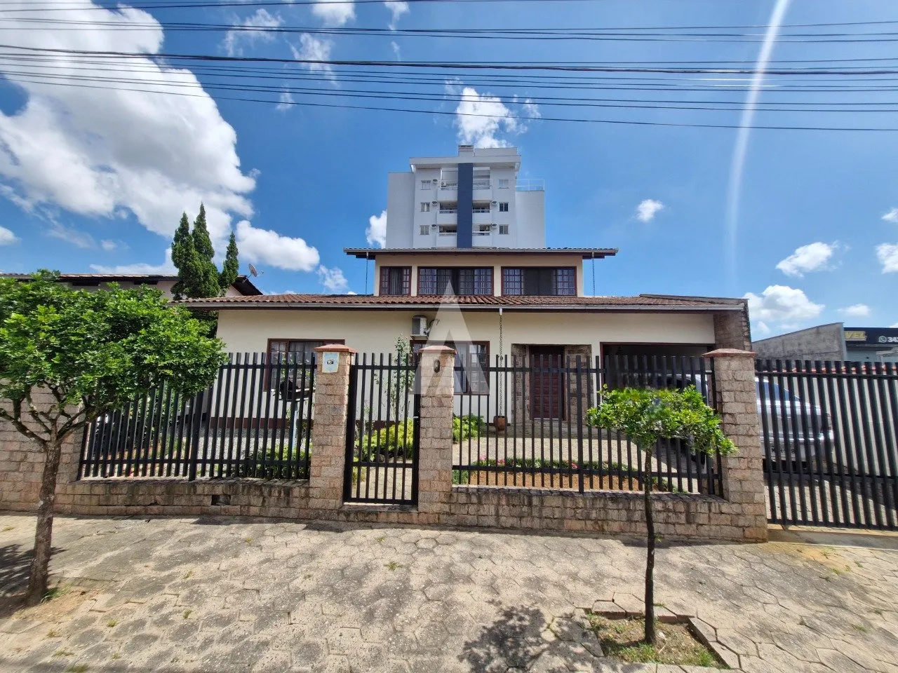 Casa com 1 suíte(s) mais 3 quarto(s) à venda no bairro Costa E Silva em Joinville, de R$ 850.000.00 por R$ 799.000.00. - foto 1