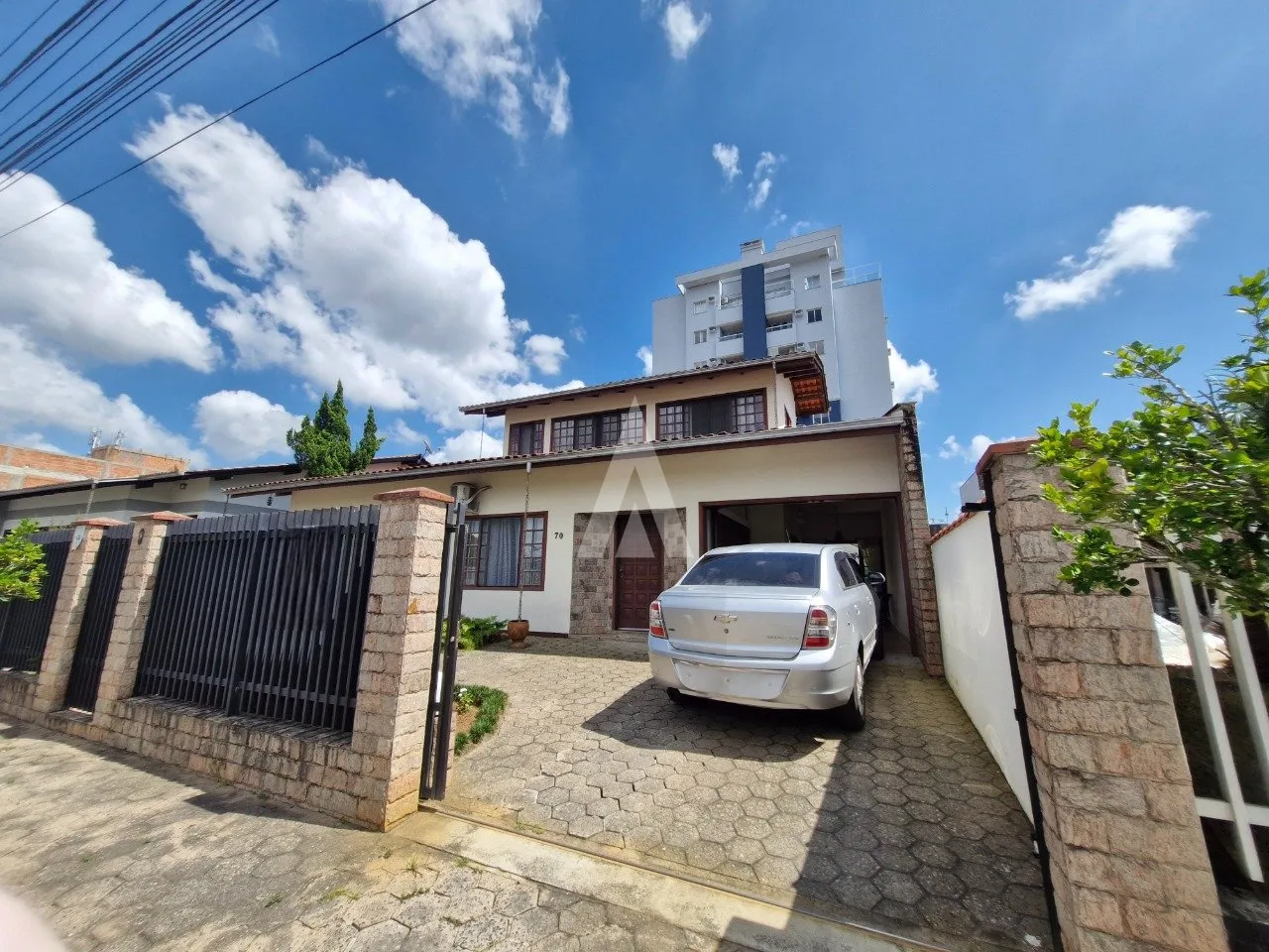 Casa com 1 suíte(s) mais 3 quarto(s) à venda no bairro Costa E Silva em Joinville, de R$ 850.000.00 por R$ 799.000.00. — foto 2