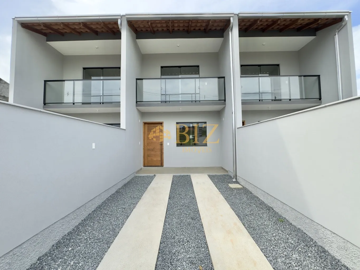Sobrado com 2 quartos, 2 vagas e espaço nos fundos no Bairro Itoupavazinha! - foto 1