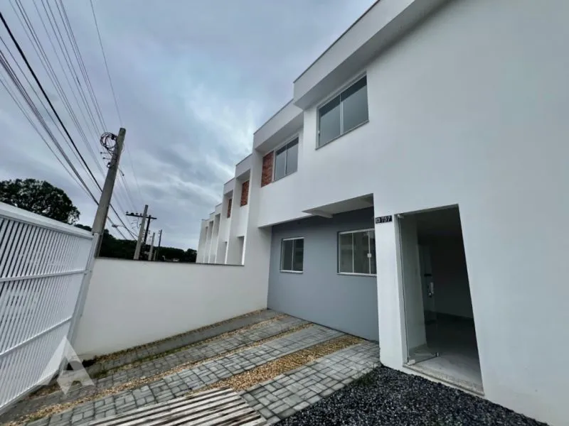 Sobrado, com 3 dormitórios, no bairro Escola Agrícola. — foto 2