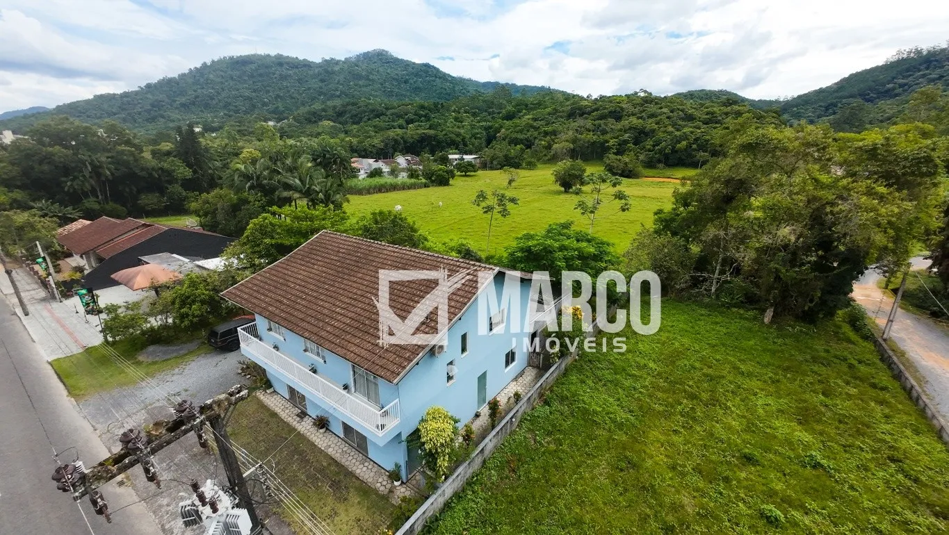 Casa com 257 m na Avenida Principal com Salas Comerciais e Apartamentos. — foto 5