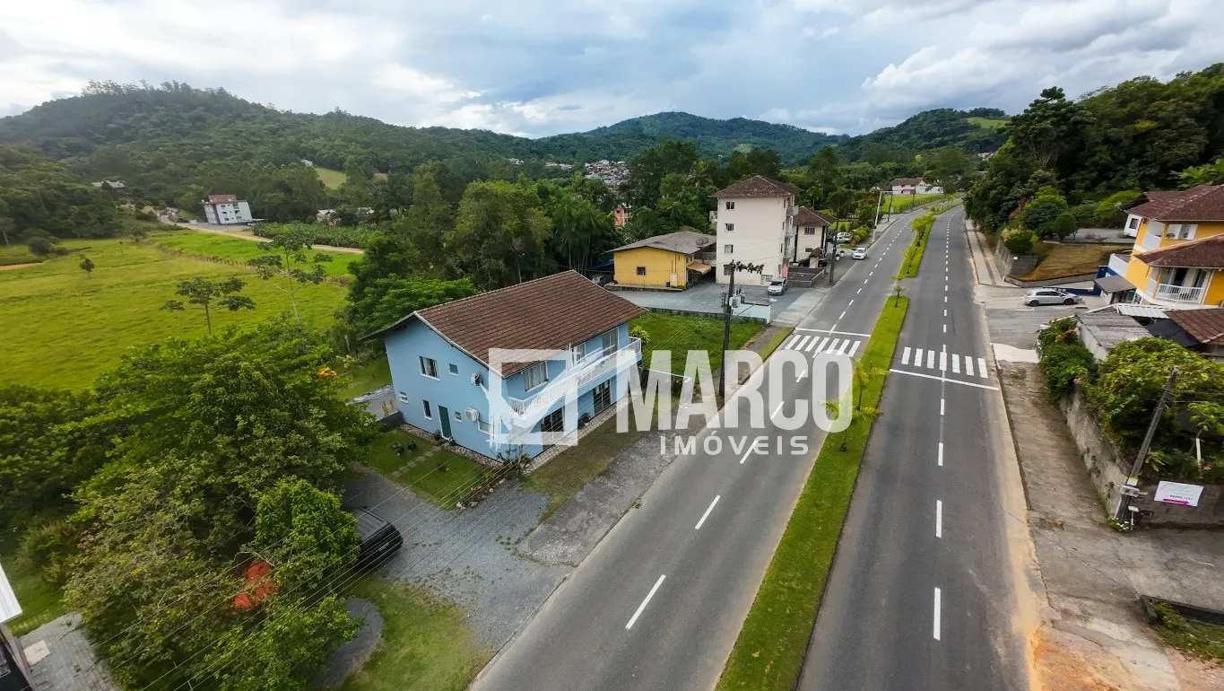 Casa com 257 m na Avenida Principal com Salas Comerciais e Apartamentos. — foto 6
