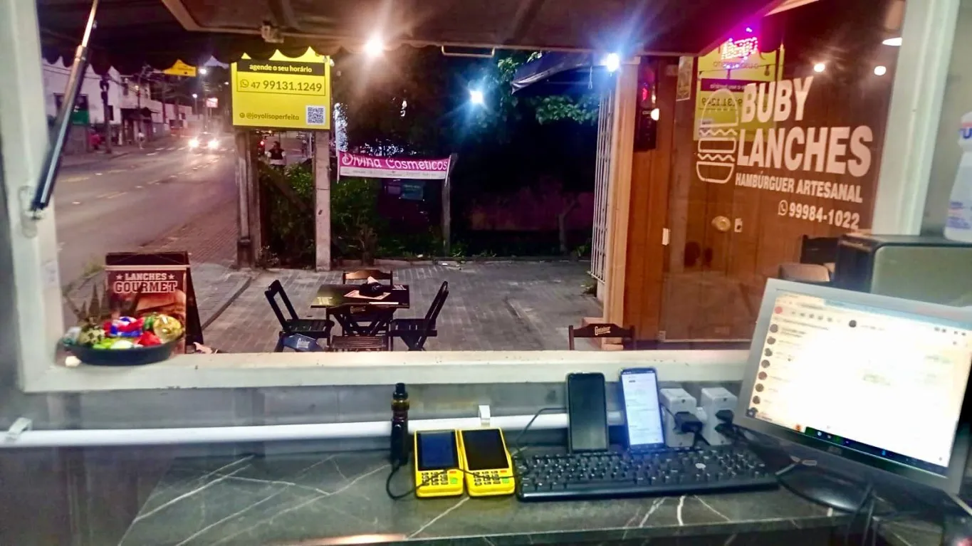 Lanchonete em funcionamento com clientela ativa. — foto 6