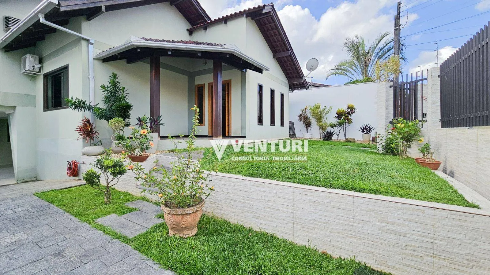 Casa com 4 dormitórios à venda, sendo 2 suítes, 1 suíte com closet, hidromassagem e sacada, 330 m por R$ 1.790.000,00 - Escola Agrícola - Blumenau/SC - foto 1