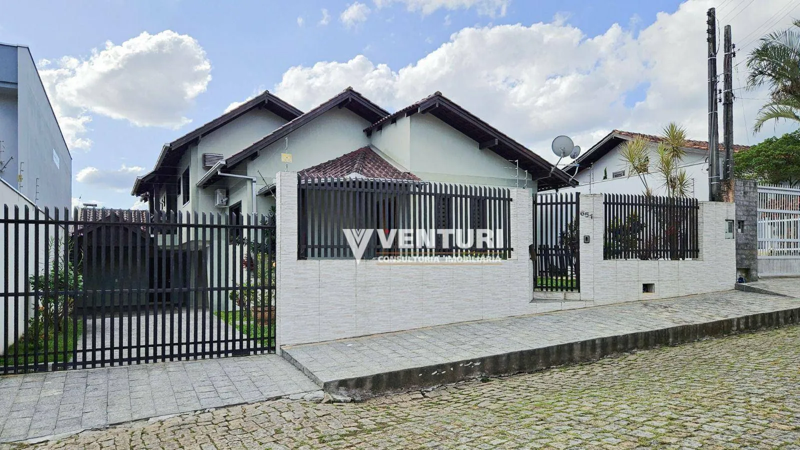 Casa com 4 dormitórios à venda, sendo 2 suítes, 1 suíte com closet, hidromassagem e sacada, 330 m por R$ 1.790.000,00 - Escola Agrícola - Blumenau/SC — foto 2