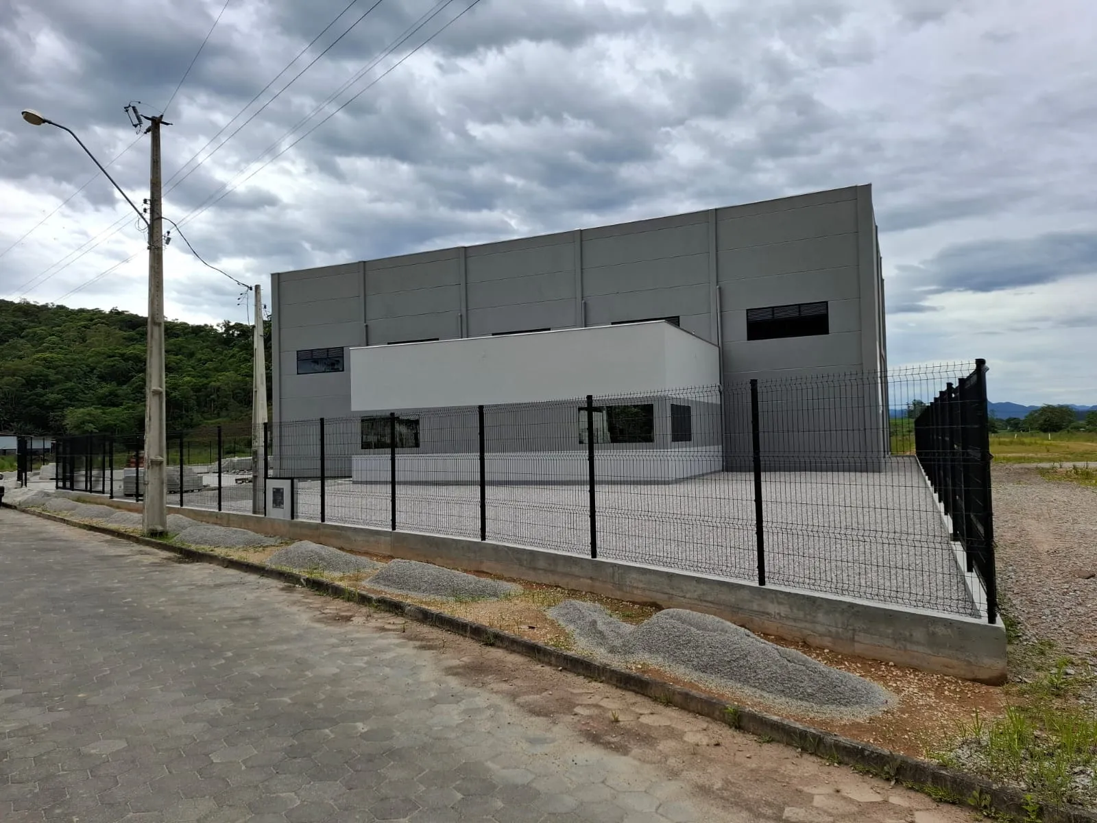 ALUGA-SE GALPÃO EM GASPAR - foto 1