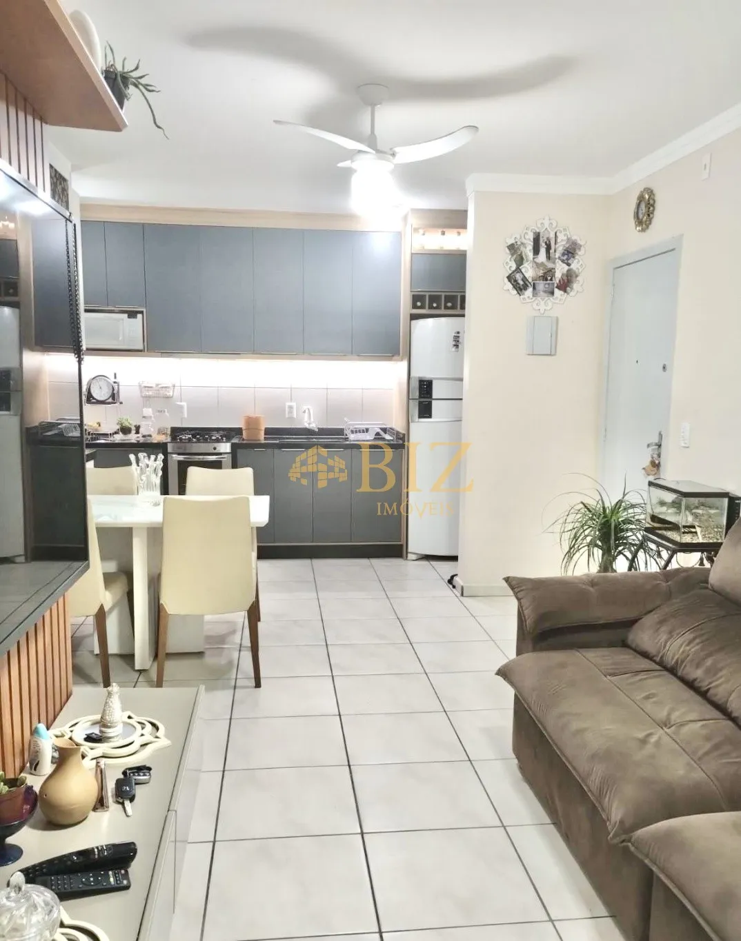 Confortável apartamento MOBILIADO de 02 dormitórios e sacada com churrasqueira, no Bairro Fidélis! - foto 1