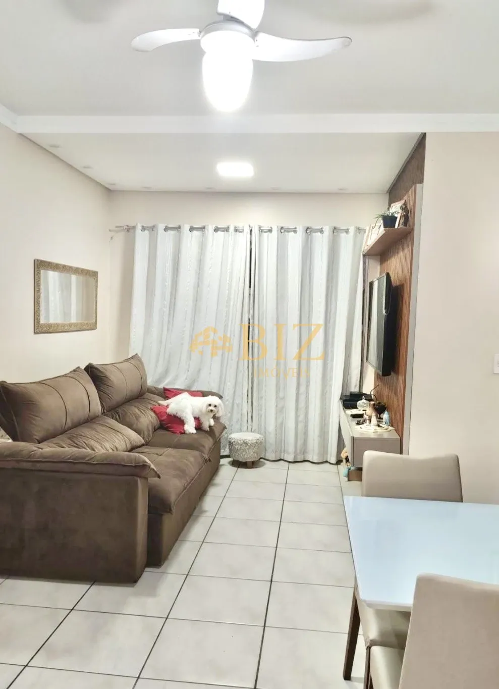 Confortável apartamento MOBILIADO de 02 dormitórios e sacada com churrasqueira, no Bairro Fidélis! — foto 4