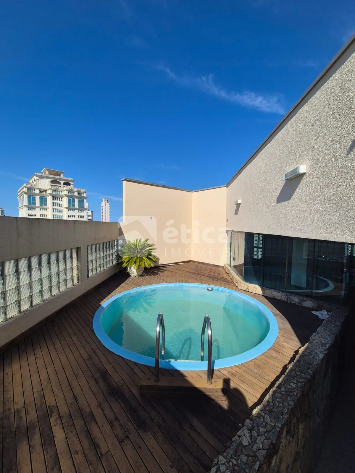 Cobertura Luxuosa para Locação no Centro de Itajaí 5 Dormitórios, Piscina, Sauna e Salão de Festas - foto 1