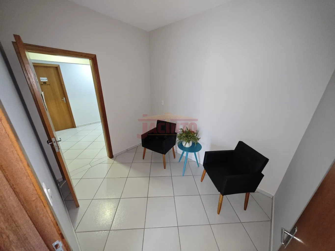Sala comercial semi mobiliada com aproximadamente 20m no Centro de Pomerode. — foto 2