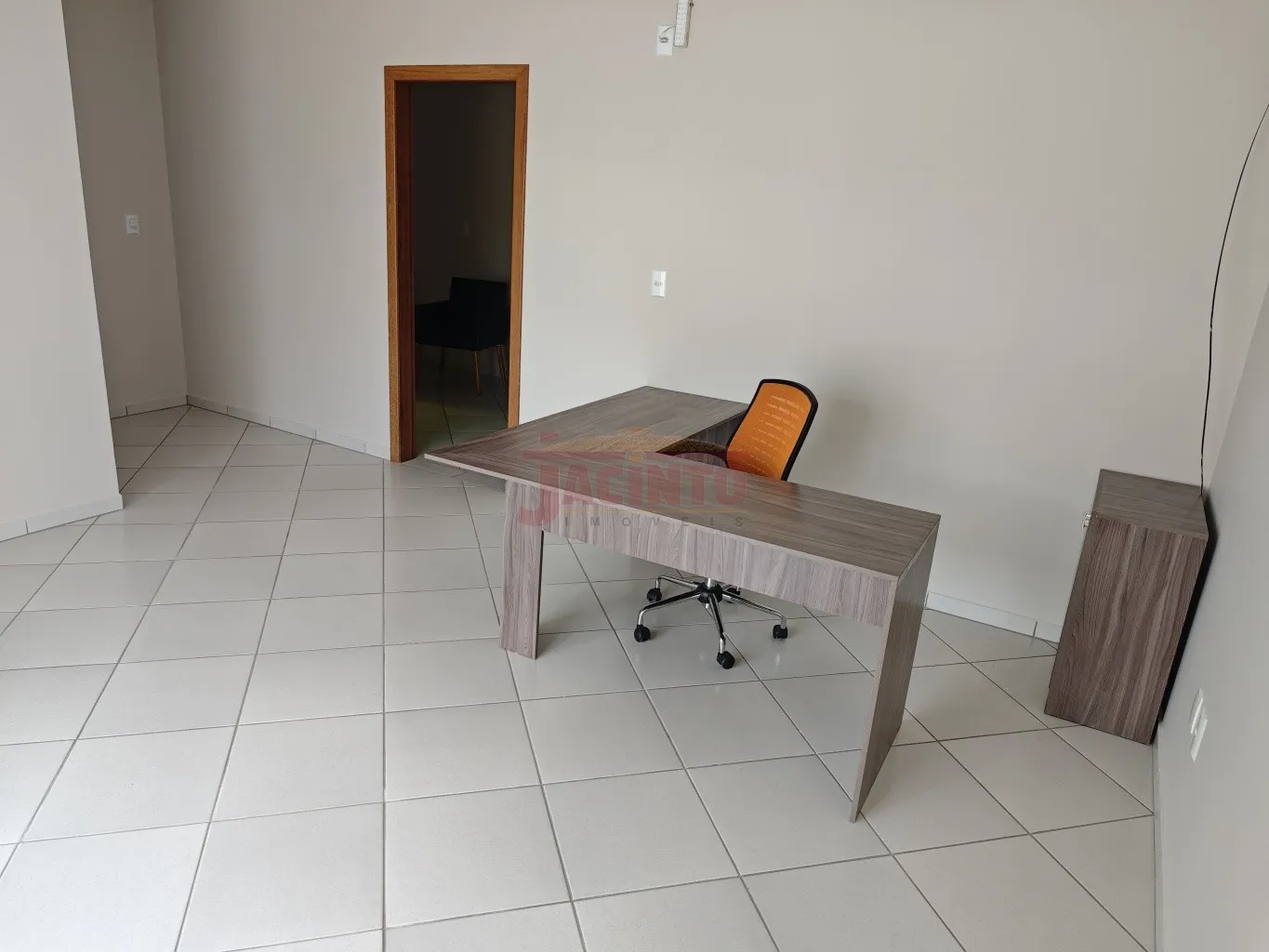 Sala comercial semi mobiliada com aproximadamente 20m no Centro de Pomerode. — foto 3