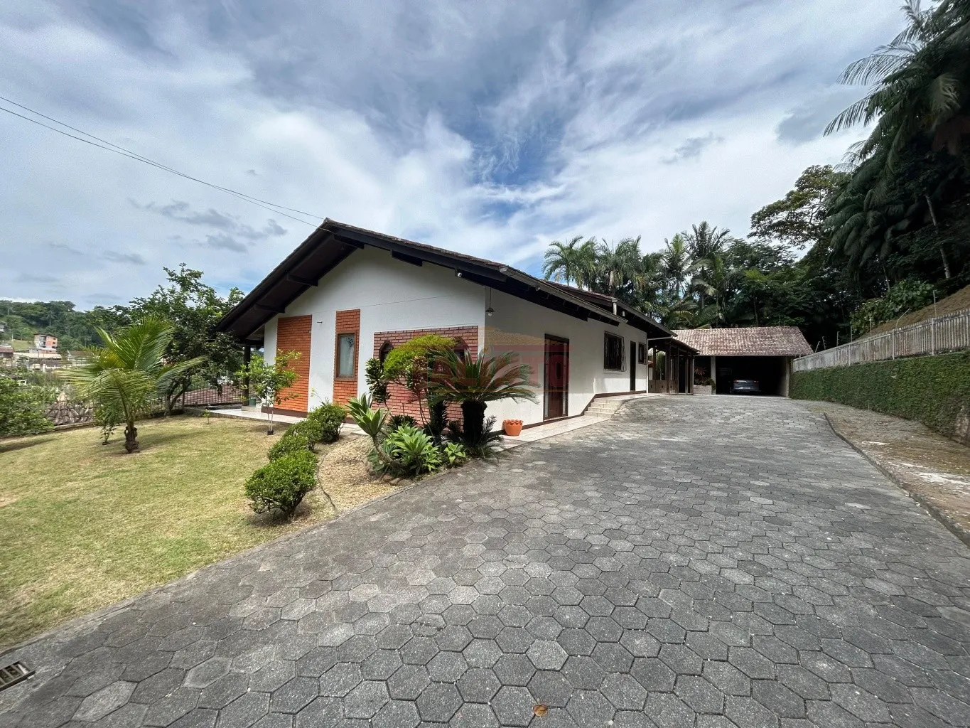 A melhor oportunidade de moradia ou investimento de Blumenau! Casa com ampla área de festas para você e sua família! - foto 1