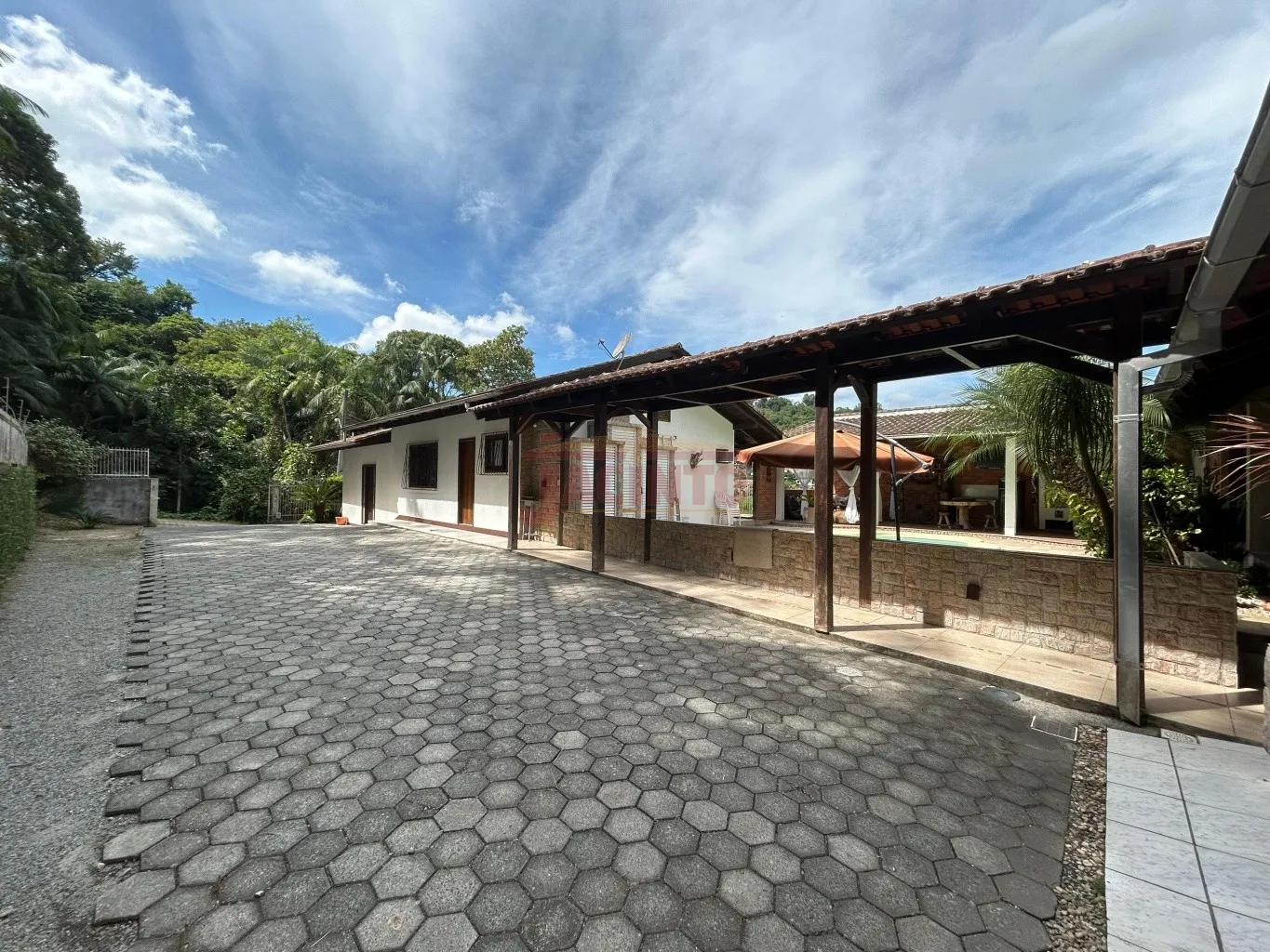 A melhor oportunidade de moradia ou investimento de Blumenau! Casa com ampla área de festas para você e sua família! — foto 2