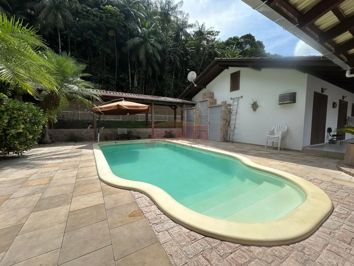 A melhor oportunidade de moradia ou investimento de Blumenau! Casa com ampla área de festas para você e sua família! — foto 4