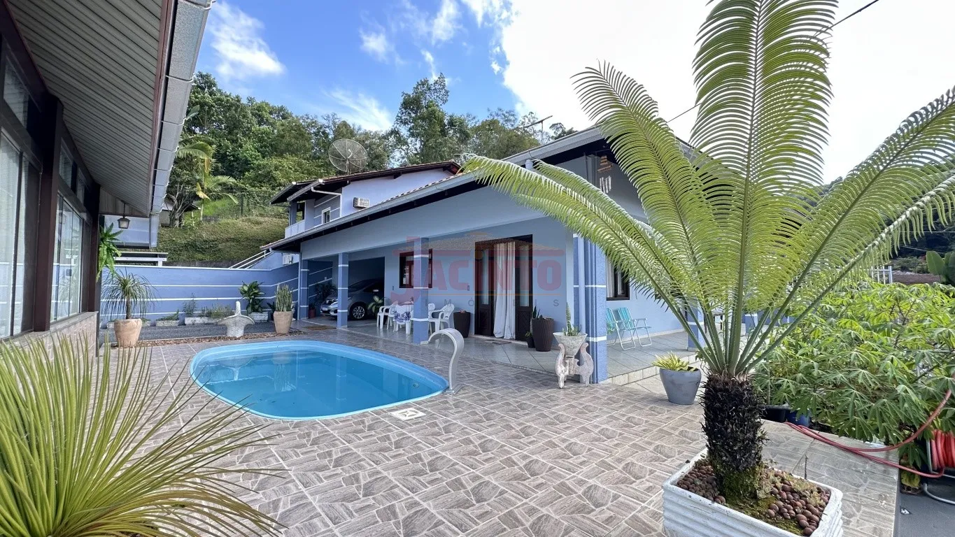 Casa com piscina mais sobrado dividido em 2 locações, em terreno de 715 m, no bairro Fortaleza. - foto 1