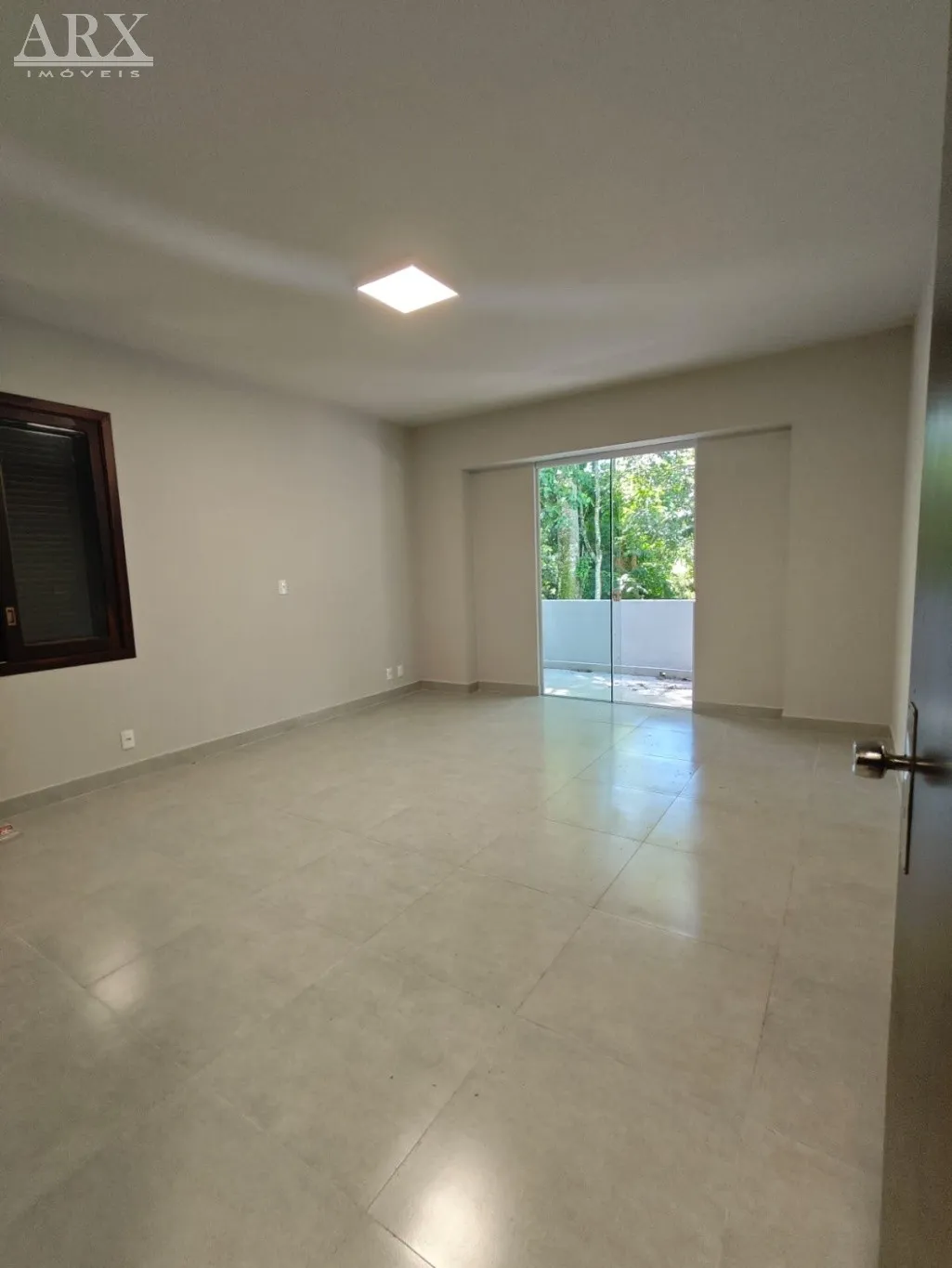 Casa espaçosa no bairro Ponta Aguda! — foto 6