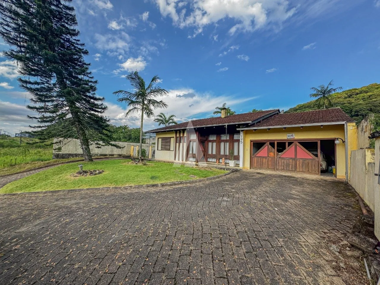 Casa com 1 suíte(s) mais 2 quarto(s) à venda no bairro América em Joinville, por R$ 1.850.000.00. - foto 1