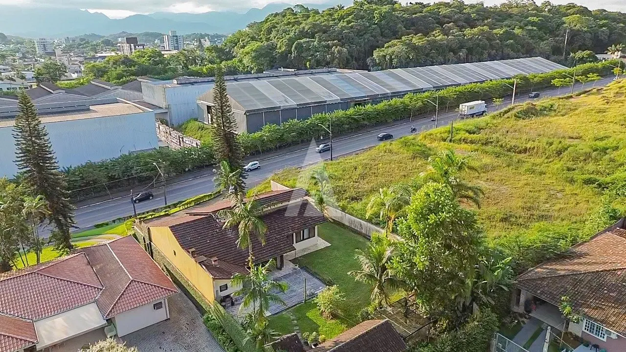 Casa à venda com 3 quartos, 2 vagas, 200m² no América, Joinville - foto 1