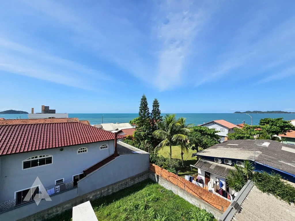 Linda casa com 5 dormitórios à venda no Centro de Penha - A apenas 50 metros do mar! - foto 1