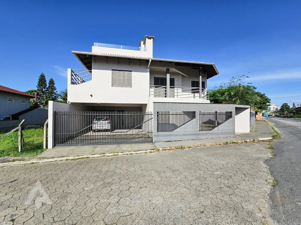 Linda casa com 5 dormitórios à venda no Centro de Penha - A apenas 50 metros do mar! — foto 2
