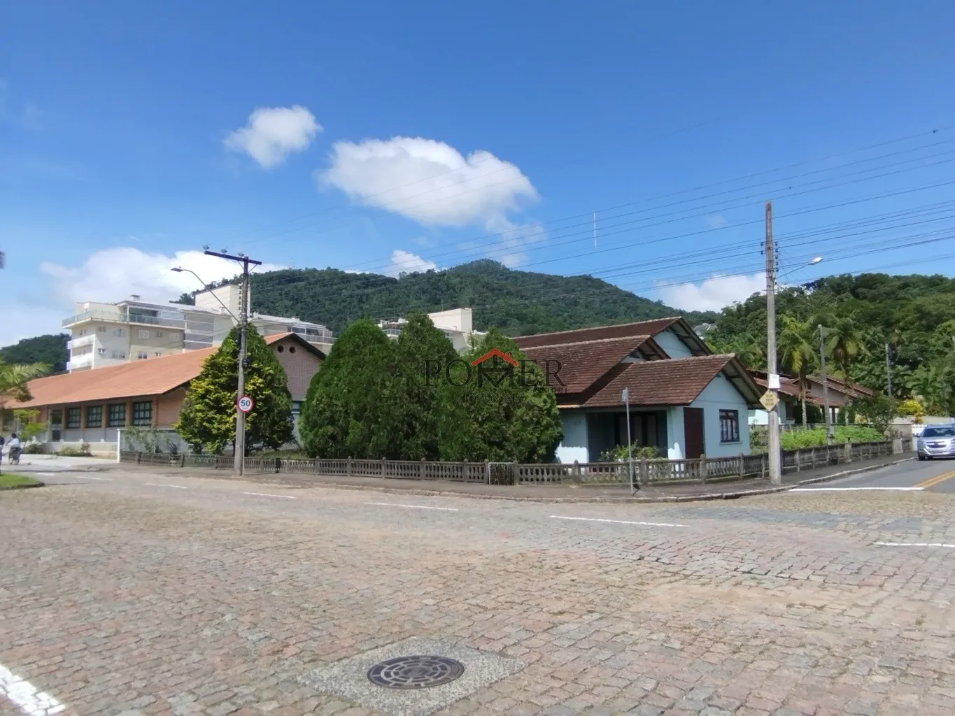 Grande oportunidade de negócio, amplo terreno de esquina, com 2 casas residencial e comercial, no coração de Pomerode, 329,26m de área construída em terreno de 1.024,00m - foto 1