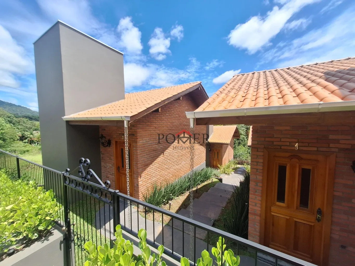 4 Lindos Chalés, 2 deles mobiliados - 2 não (sem eletrodomésticos e sem Split) no Centro de Pomerode, perfeitos para AirBnB, com 31,75m de área privativa cada. - foto 1