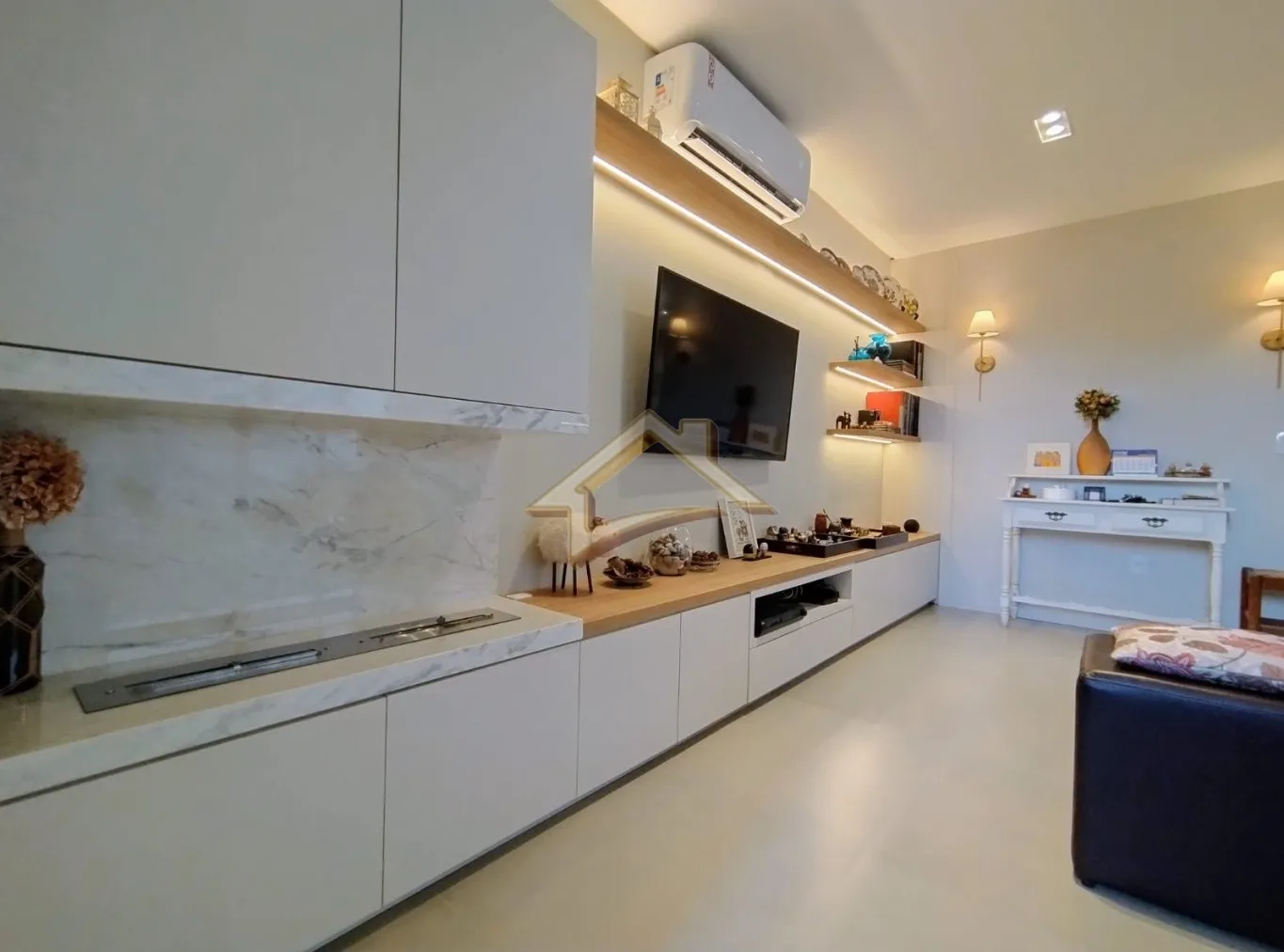 Belíssima casa na Velha, 3 dormitórios sendo 1 suíte, semimobiliado, energia solar e captação da água da chuva. Confira! - foto 1