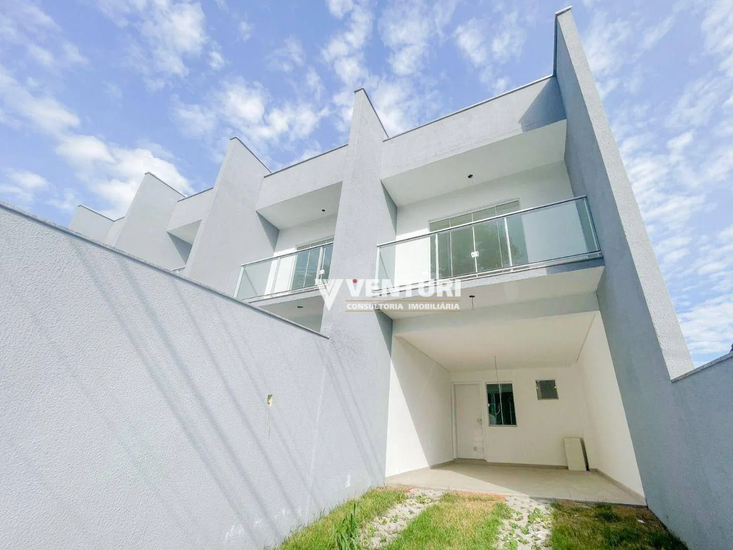 Casa com 2 suítes à venda, sendo 1 com sacada, espaço de terreno e área de festas pronta! 137 m por R$ 550.000 - Velha - Blumenau/SC - foto 1
