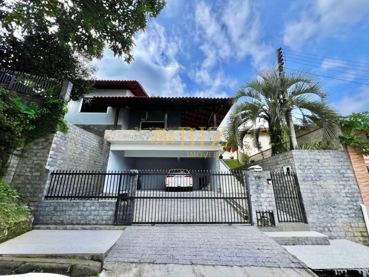 Casa com 3 quartos, sendo 1 suíte, com 239m de área construída em rua sem saída! - foto 1
