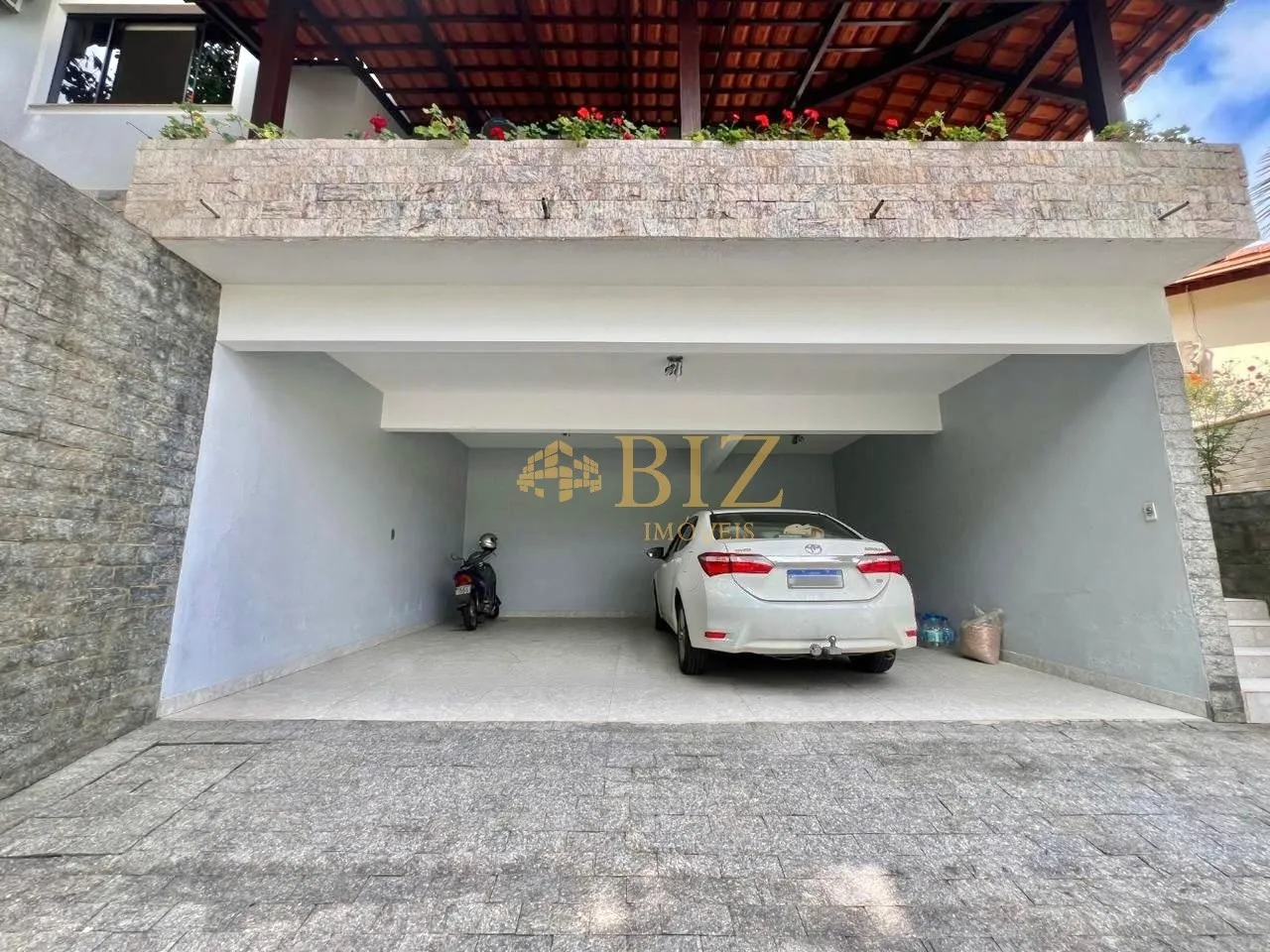 Casa com 3 quartos, sendo 1 suíte, com 239m de área construída em rua sem saída! — foto 2