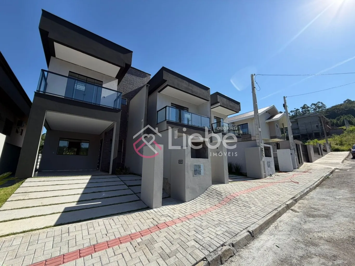 Lindos Sobrados que combinam praticidade e sofisticação em localização privilegiada no bairro Ribeirão Areia na cidade de Pomerode. - foto 1