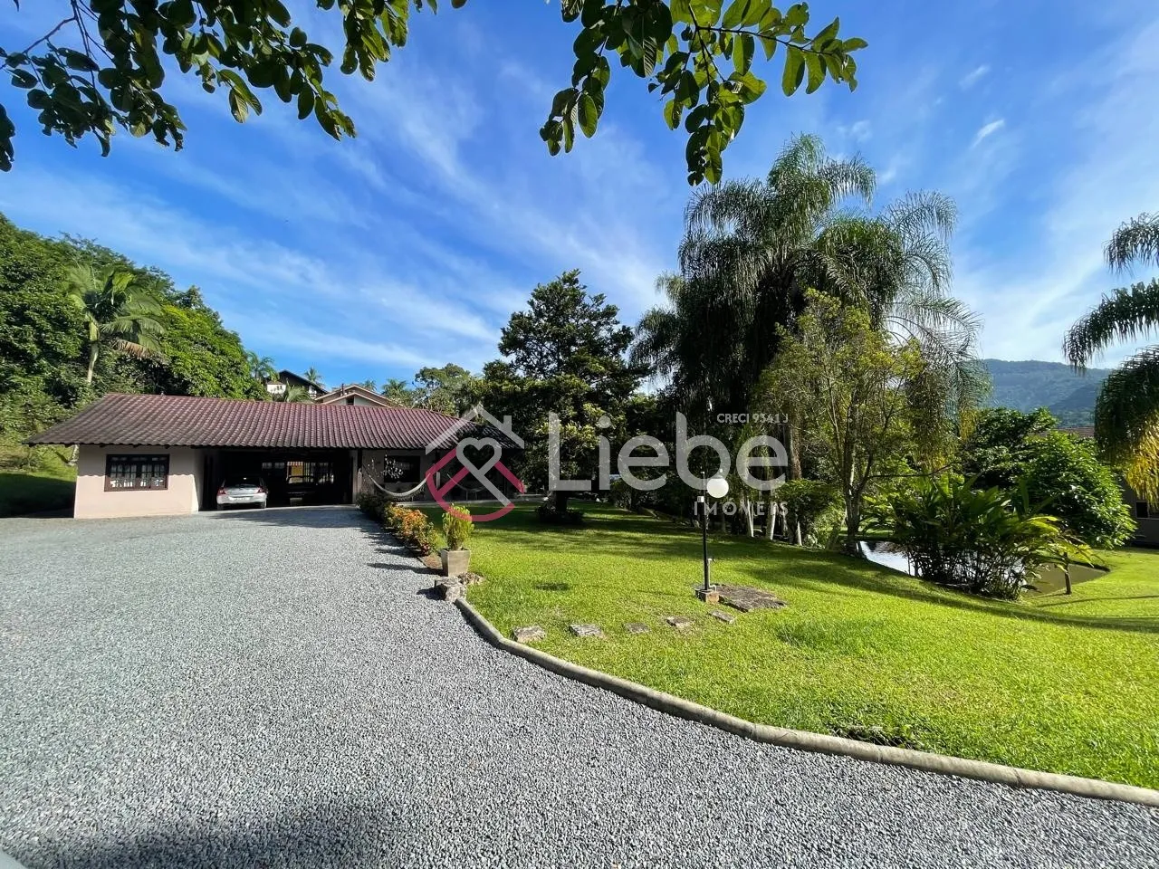 Linda Casa em local privilegiado na cidade de Pomerode com 221,80m de área construída num terreno de 5.928,77m. - foto 1
