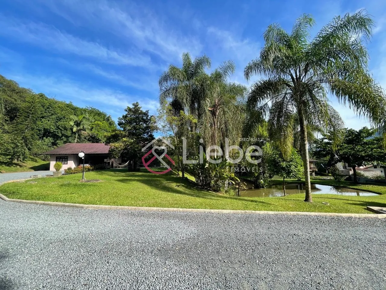 Linda Casa em local privilegiado na cidade de Pomerode com 221,80m de área construída num terreno de 5.928,77m. — foto 3