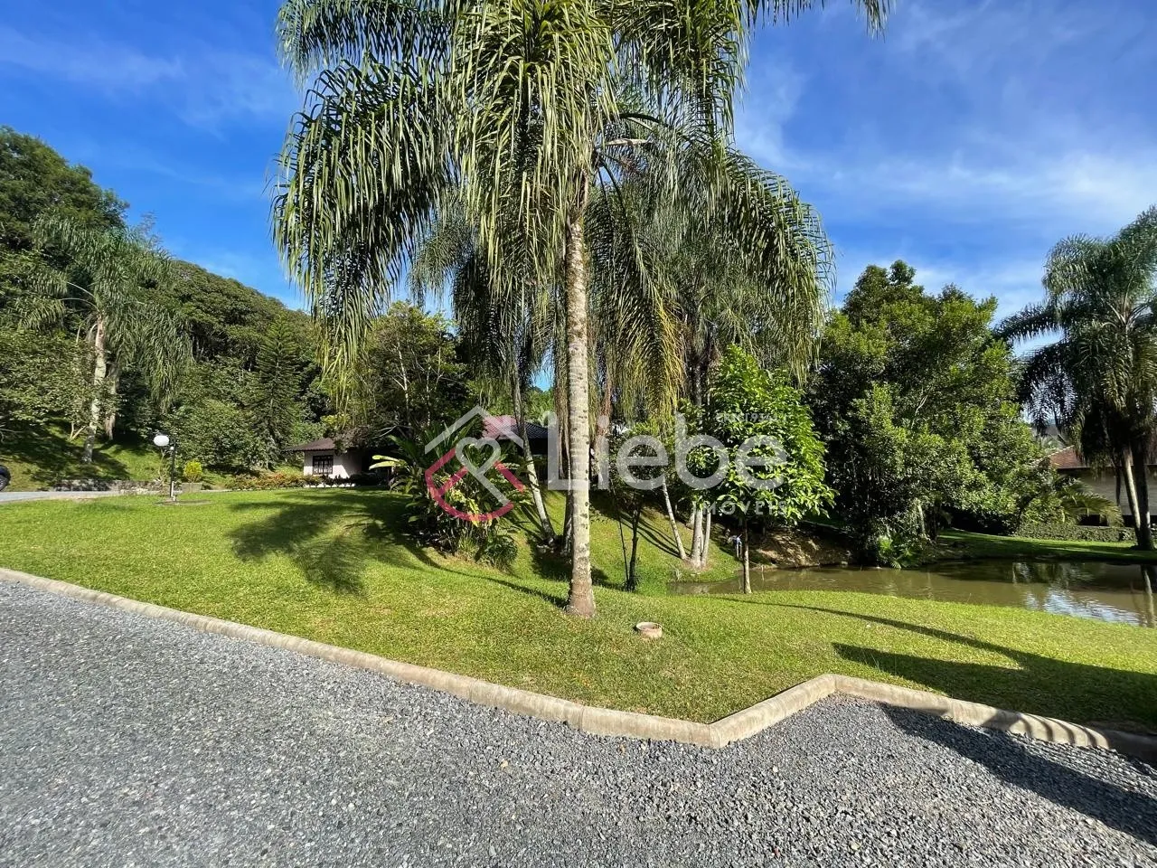 Linda Casa em local privilegiado na cidade de Pomerode com 221,80m de área construída num terreno de 5.928,77m. — foto 4