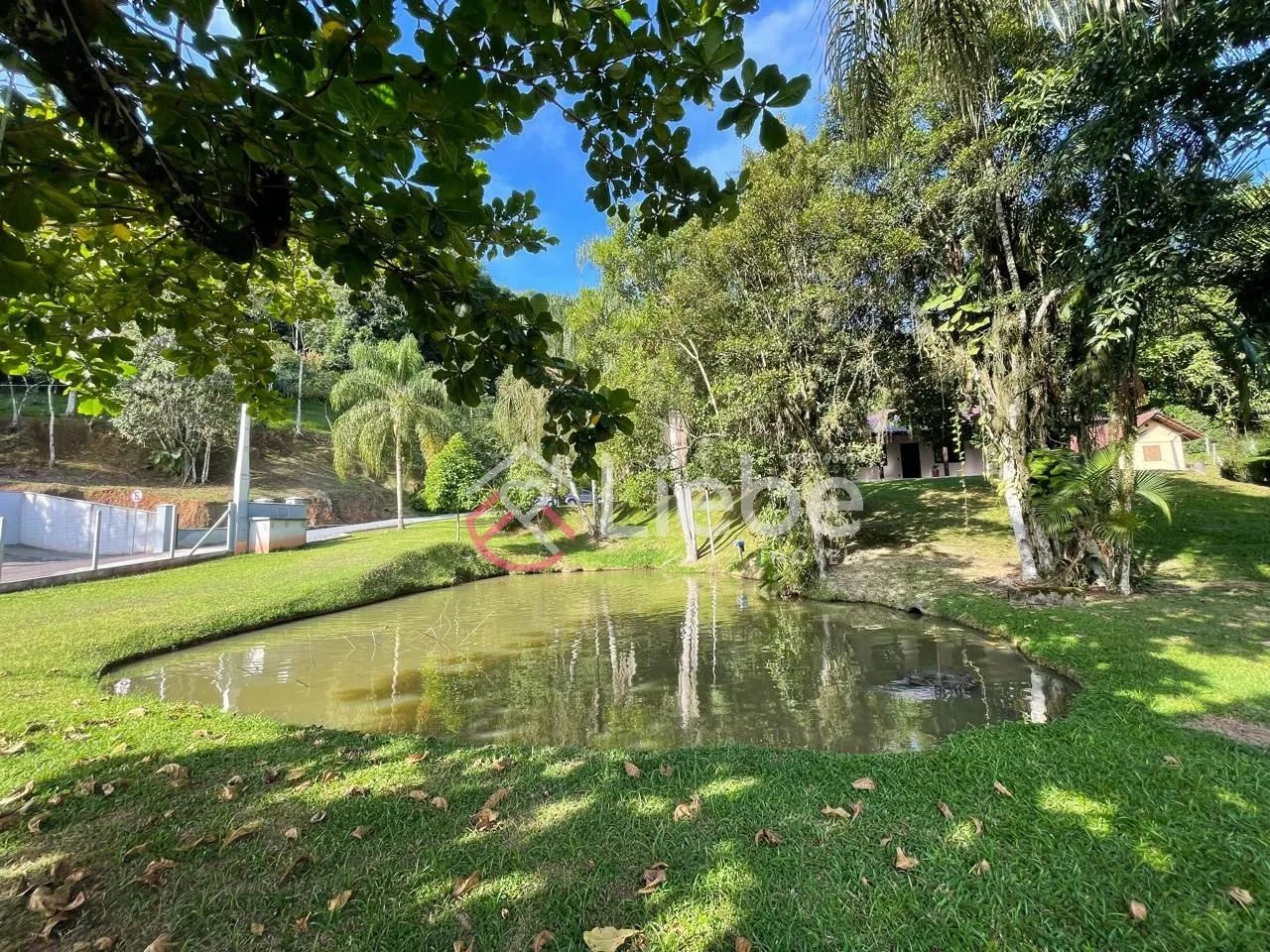 Linda Casa em local privilegiado na cidade de Pomerode com 221,80m de área construída num terreno de 5.928,77m. — foto 6