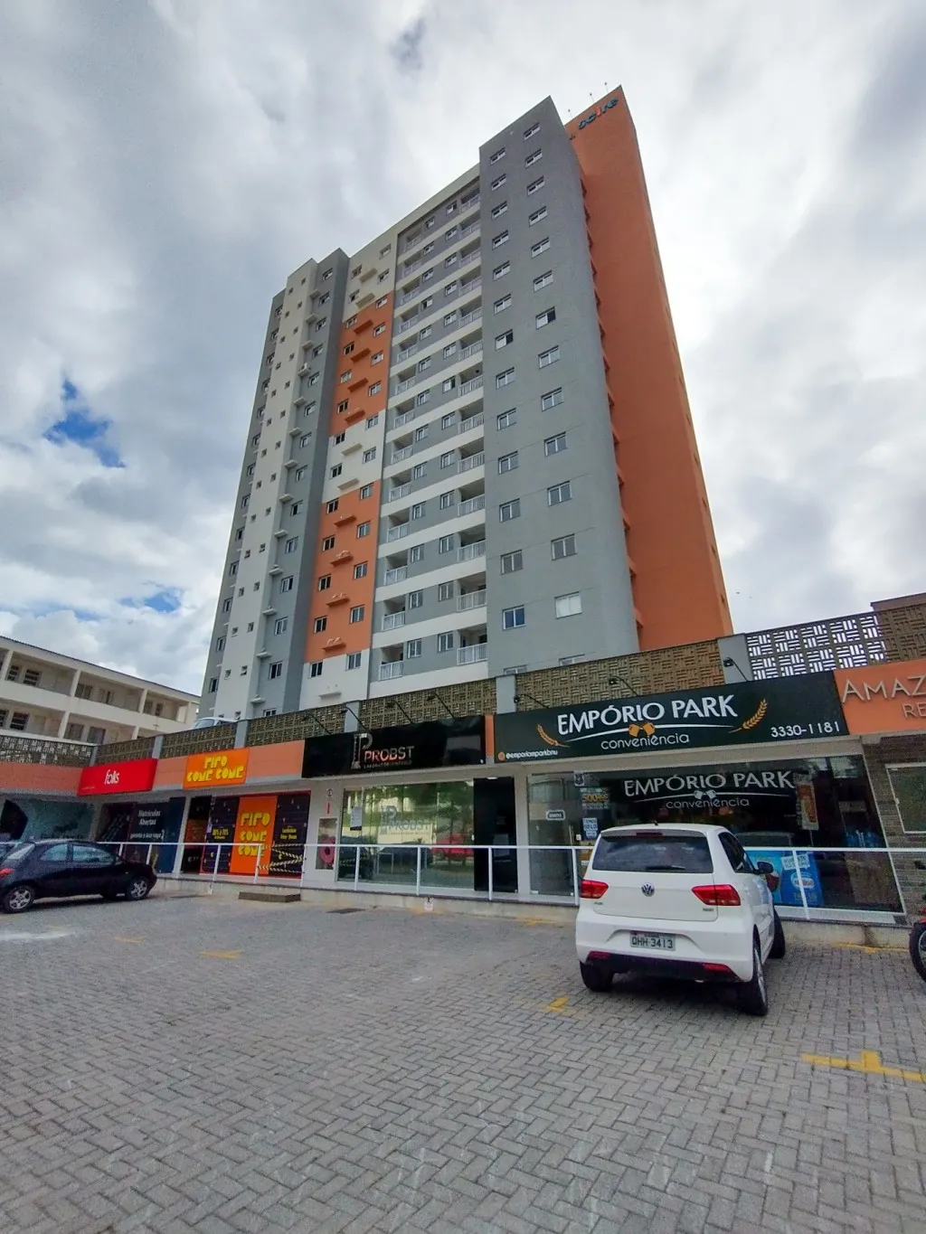 Apartamento com dois dormitórios sendo uma suíte, sacada com churrasqueira e uma vaga de garagem. - foto 1