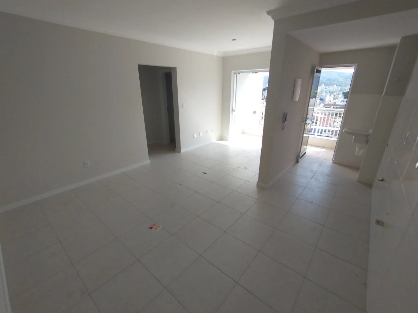 Apartamento com dois dormitórios sendo uma suíte, sacada com churrasqueira e uma vaga de garagem. — foto 2